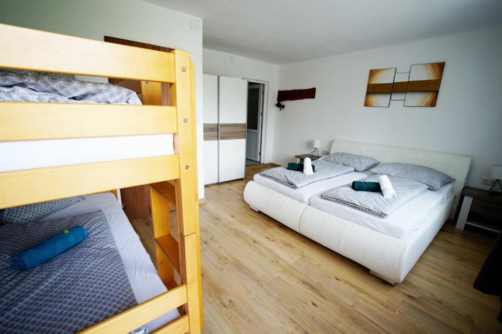 Postel nebo postele na pokoji v ubytování " Haus am Golfplatz" private Unterkunft