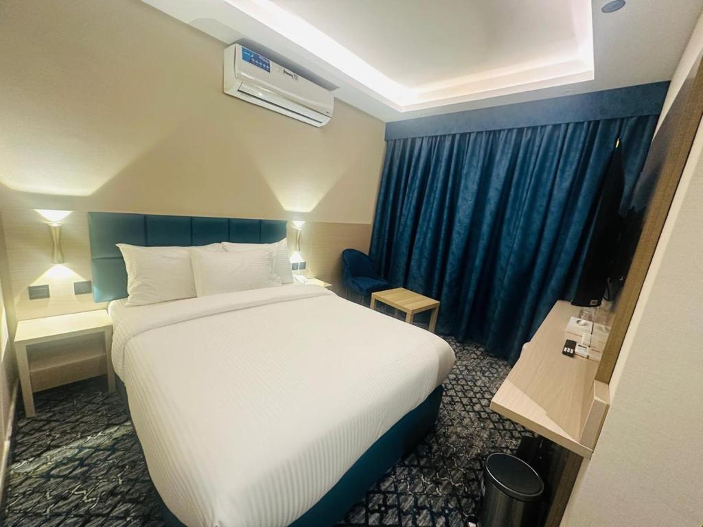 Postel nebo postele na pokoji v ubytování Sky View Hotel
