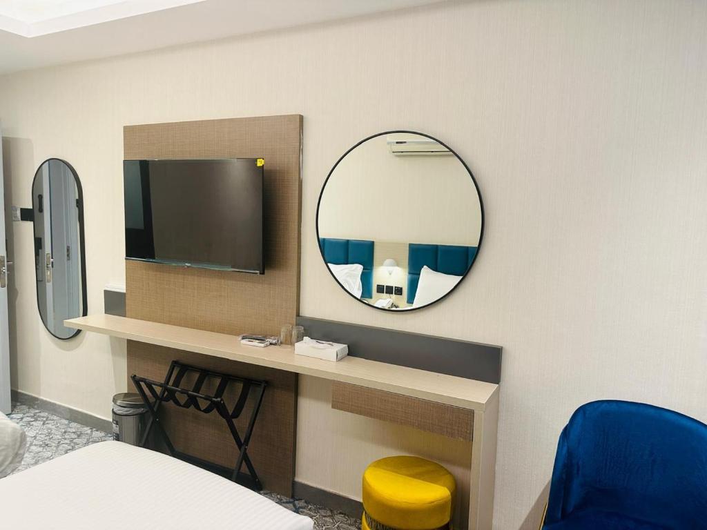 TV a/nebo společenská místnost v ubytování Sky View Hotel