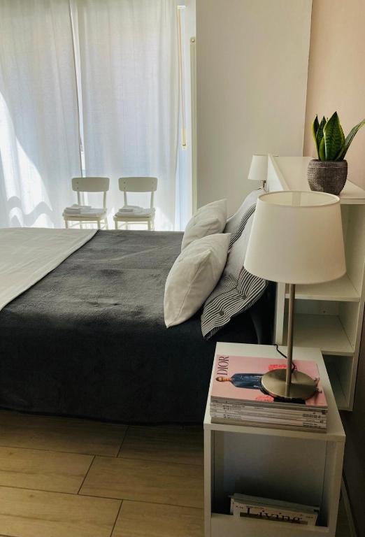 A bed or beds in a room at Piano B Apartment