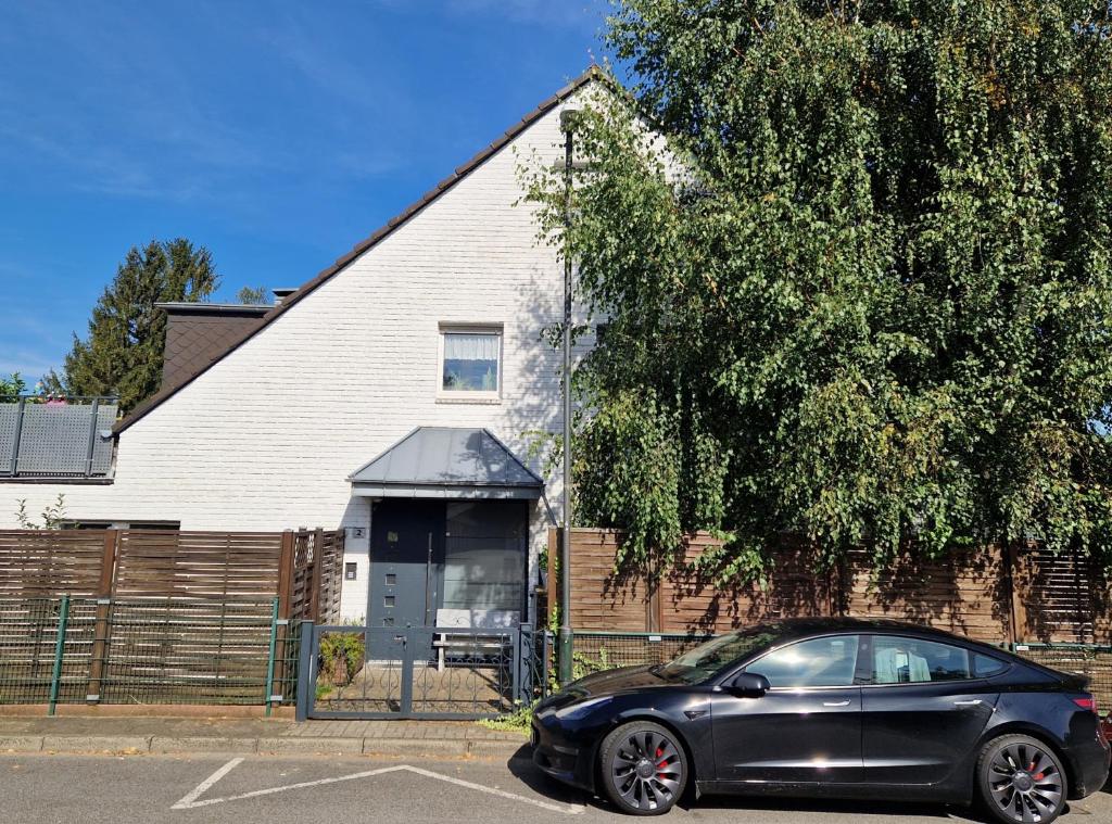 una macchina nera parcheggiata di fronte a una casa di Apartment H2 Düsseldorf a Dusseldorf