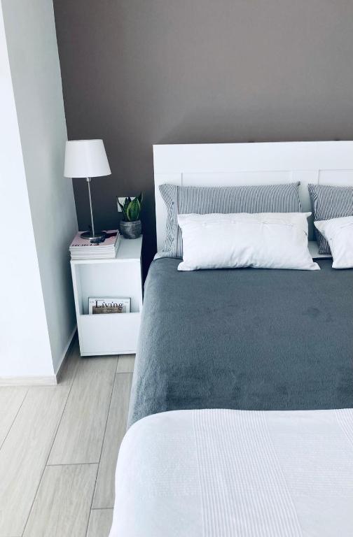 A bed or beds in a room at Piano B Apartment