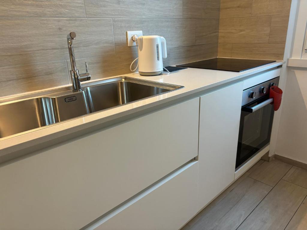 A kitchen or kitchenette at Piano B Apartment