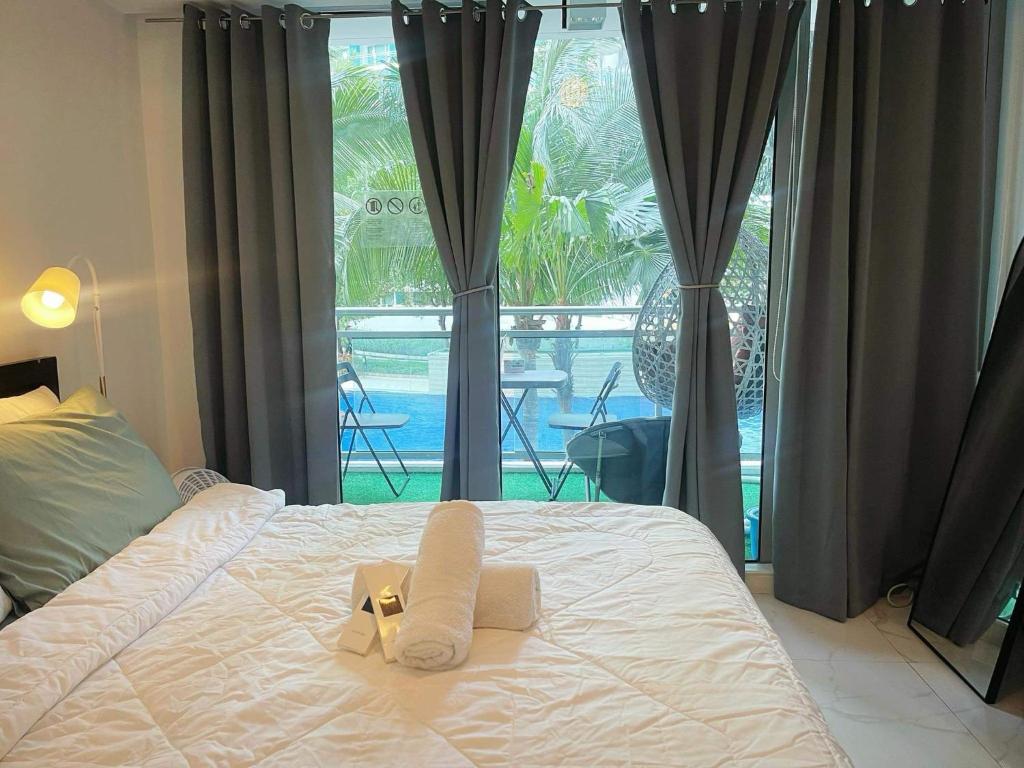 Una cama o camas en una habitación de Azure Urban Resort Residences - stayCAOtion