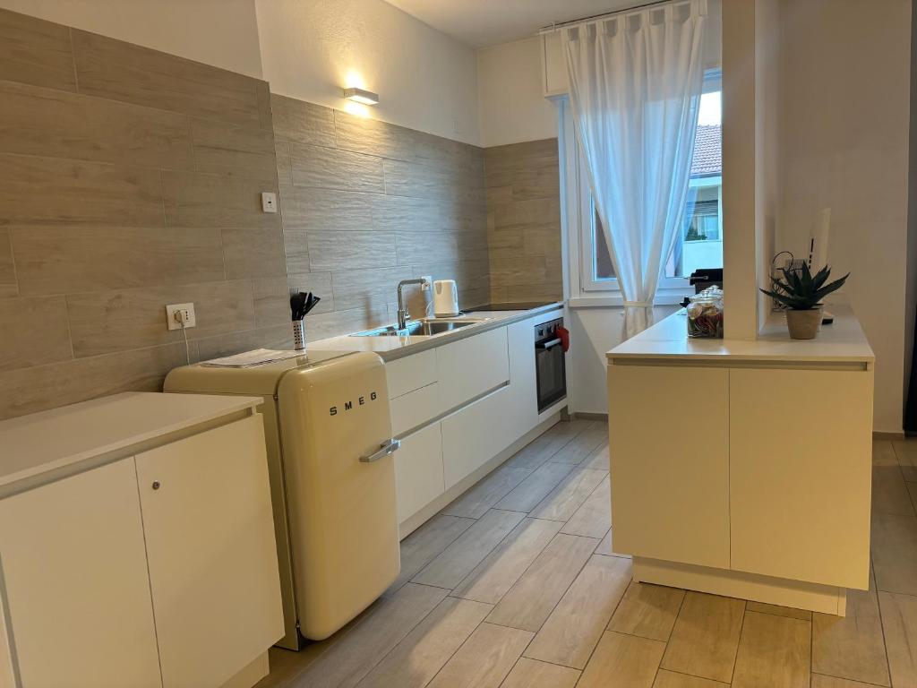 A kitchen or kitchenette at Piano B Apartment