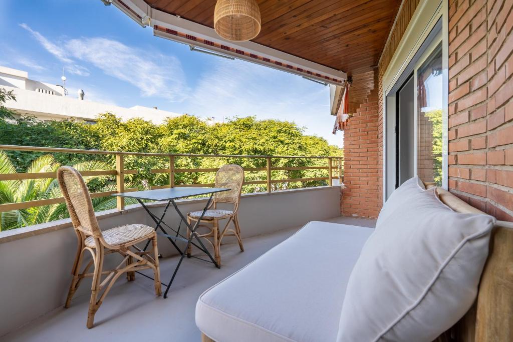 a balcony with a bed and chairs and a table at Appartement Cambrils front de mer in Cambrils