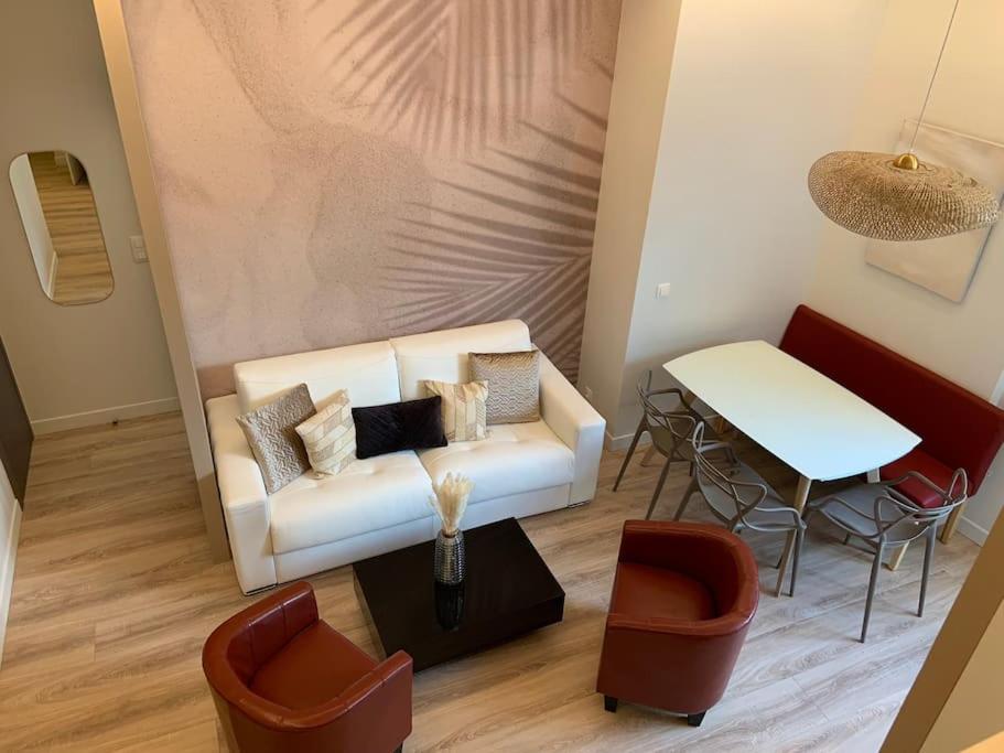 un salon avec un canapé blanc et des chaises dans l'établissement Riviera Beach, Design apartement near Croisette, à Cannes