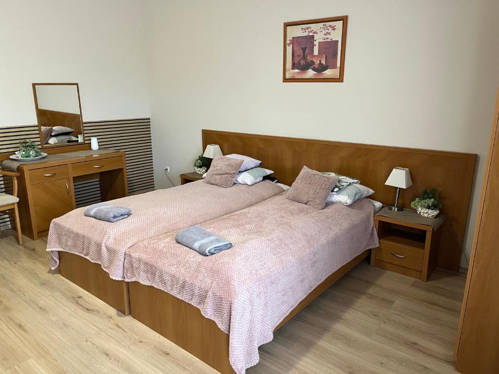 Posteľ alebo postele v izbe v ubytovaní Brookforest Apartman
