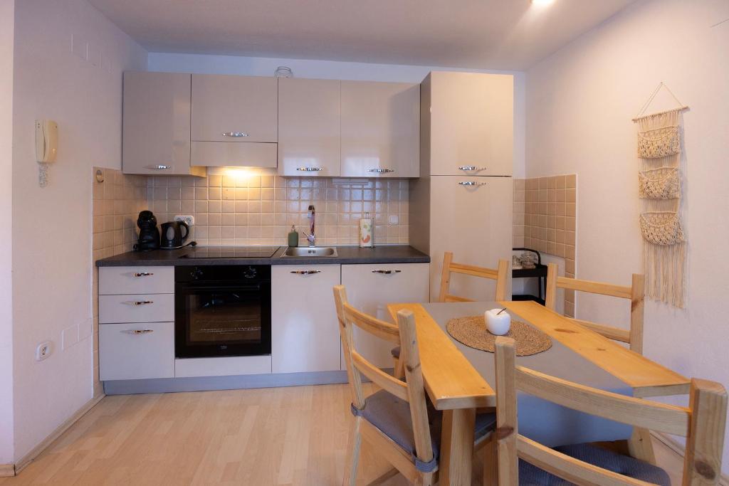Kuchyň nebo kuchyňský kout v ubytování Apartmaji Anže Kranjska Gora