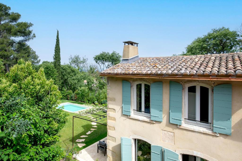 une vue aérienne d'une maison avec piscine dans l'établissement Mas rénové dans un vignoble, à Saint-Étienne-du-Grès