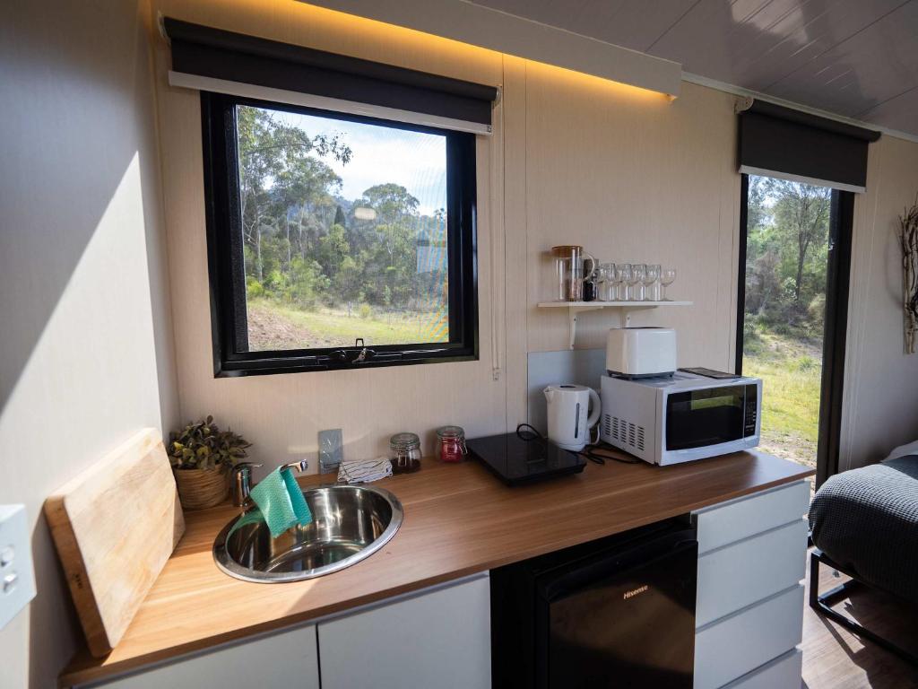 Kuchyň nebo kuchyňský kout v ubytování Bundaleer Tiny House 2 by Tiny Away