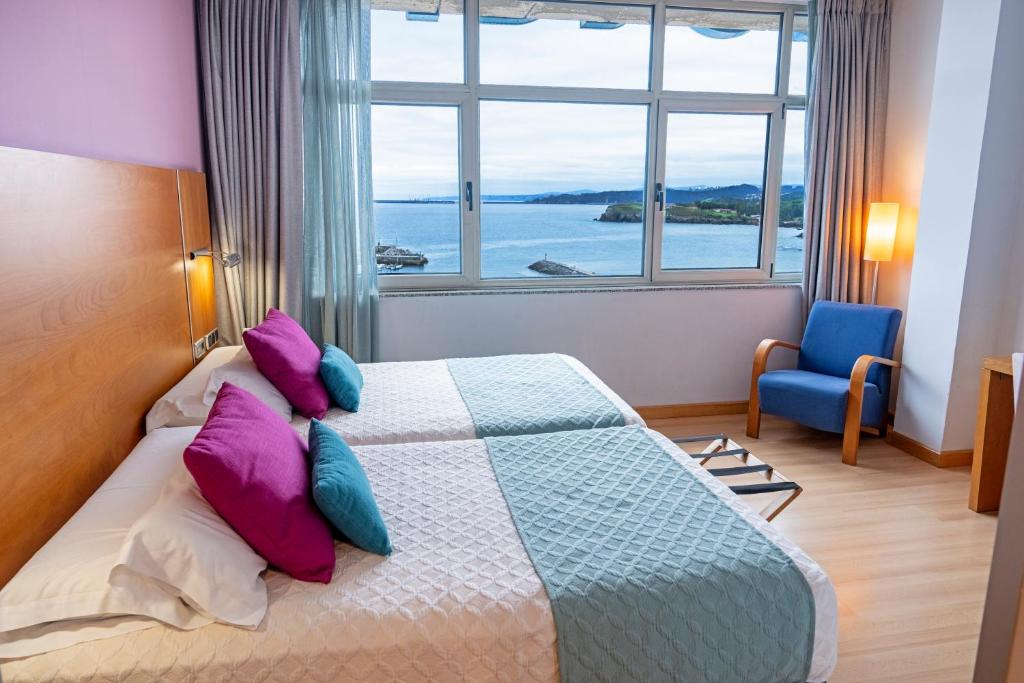 康达Hotel Faranda Marsol Candas, Ascend Hotel Collection的一间卧室，配有一张床、枕头和一扇窗户
