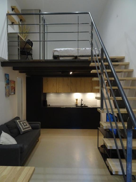 - un salon avec une mezzanine et un escalier dans l'établissement Loft industriel Marseille, à Marseille
