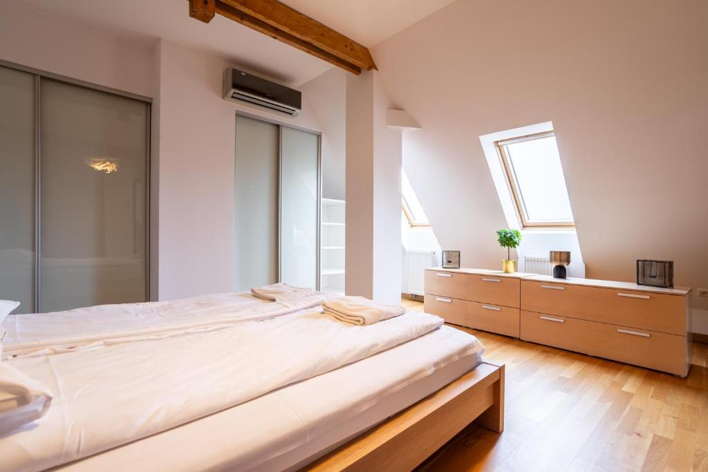Posteľ alebo postele v izbe v ubytovaní Victus Apartamenty, Apartament Royal