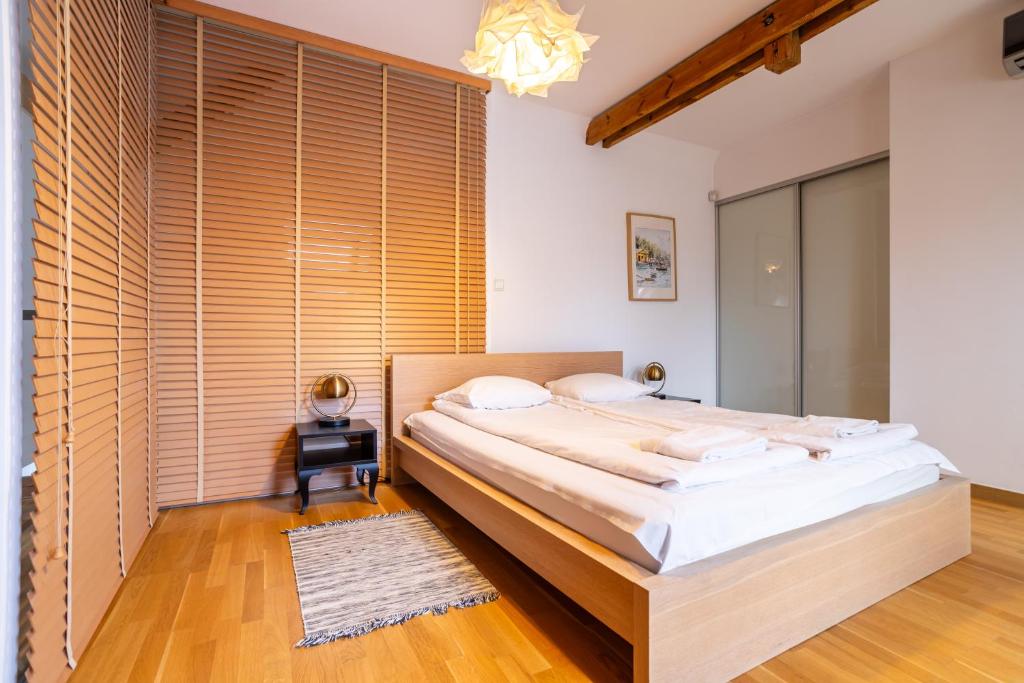 Posteľ alebo postele v izbe v ubytovaní Victus Apartamenty, Apartament Royal