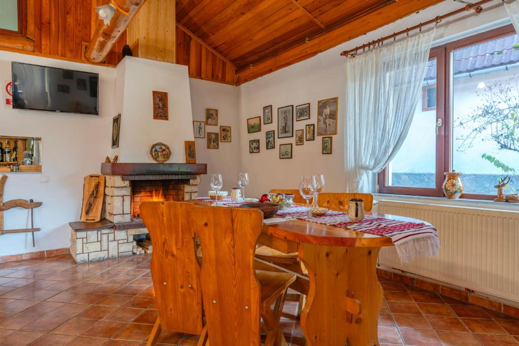 TV a/nebo společenská místnost v ubytování Rare Forest Retreat