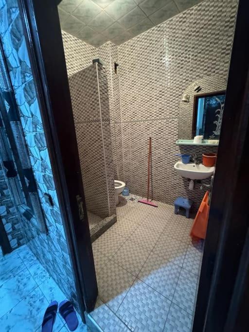 y baño con ducha, aseo y lavamanos. en Apartamento alquiler vacacional con vista a mar, en Agadir