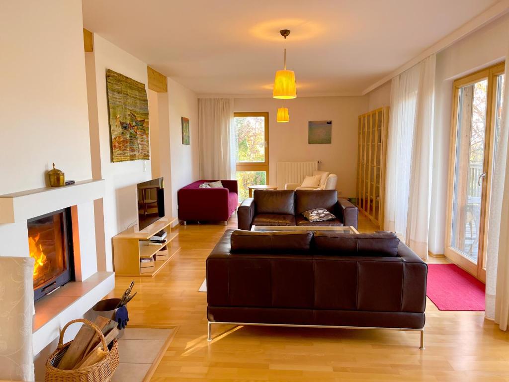 Posezení v ubytování Chalet Attersee - ganzes Ferienhaus, Seeblick, Kamin, Sauna
