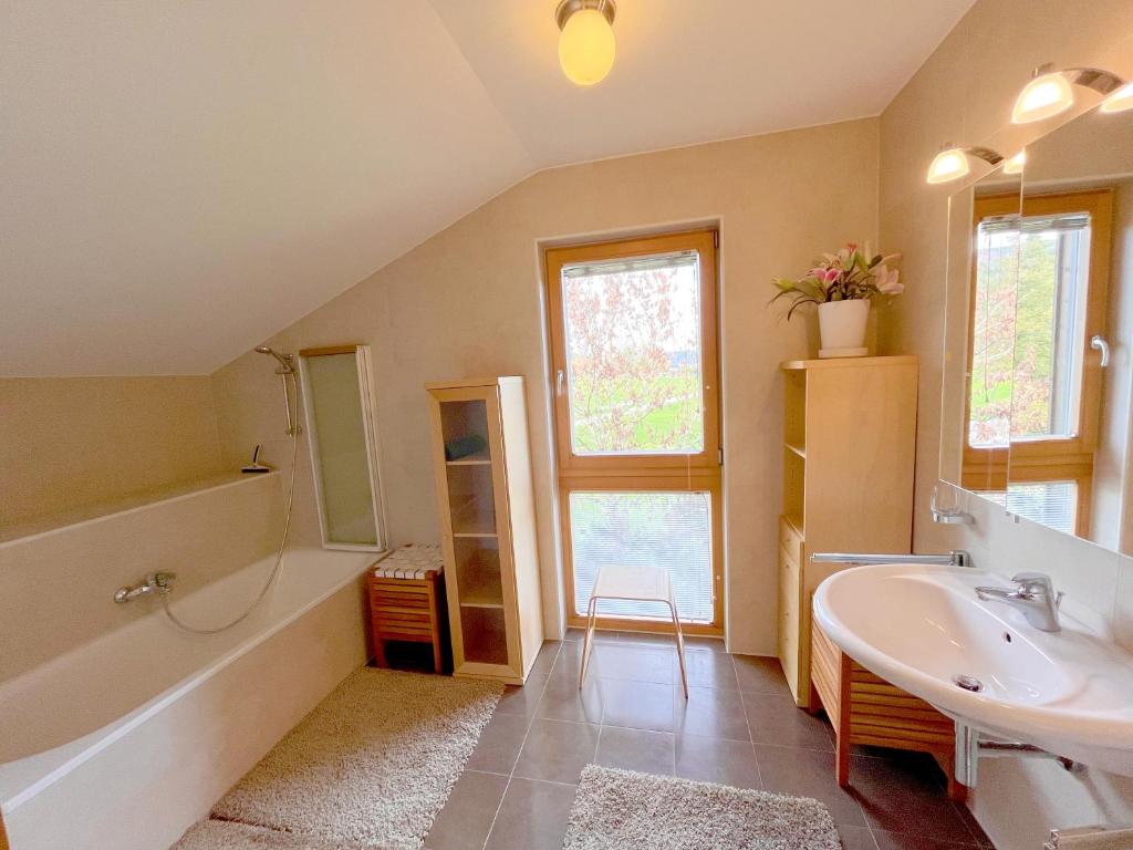 Koupelna v ubytování Chalet Attersee - ganzes Ferienhaus, Seeblick, Kamin, Sauna