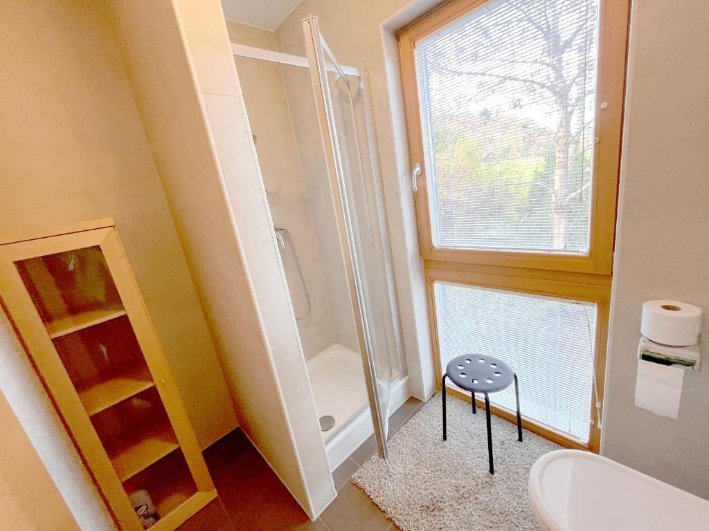 Koupelna v ubytování Chalet Attersee - ganzes Ferienhaus, Seeblick, Kamin, Sauna