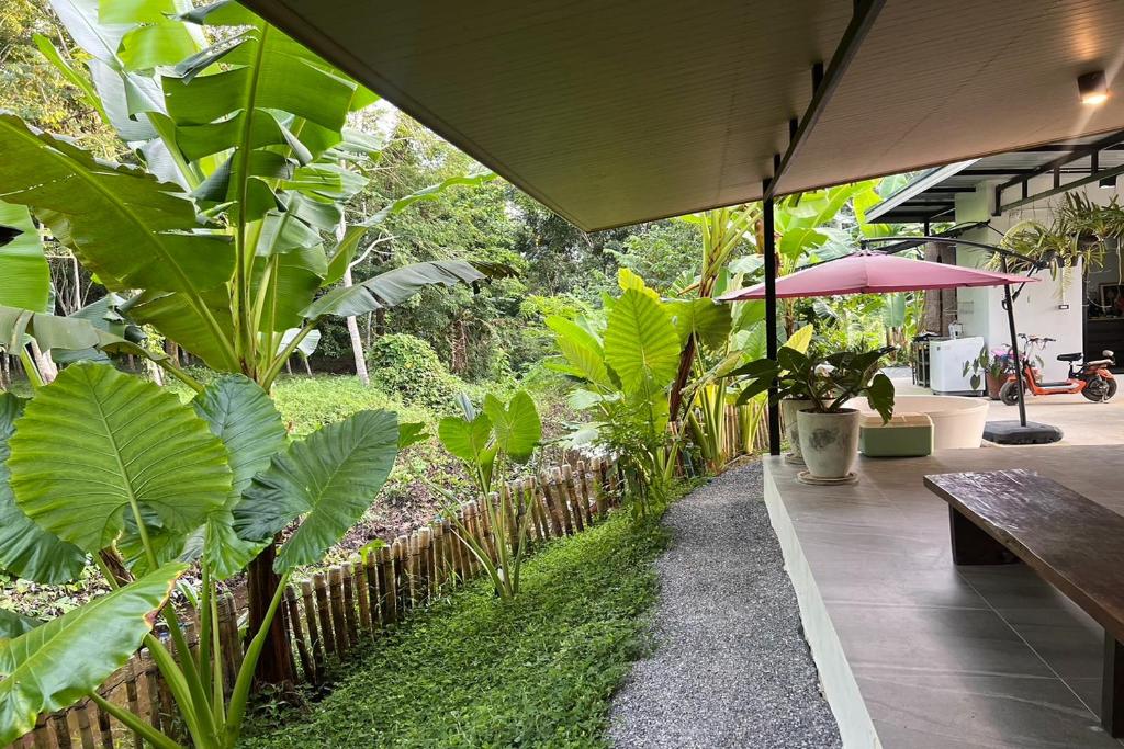 Taman di luar Baansuan Jaidee near Ton Nga Chang Waterfall