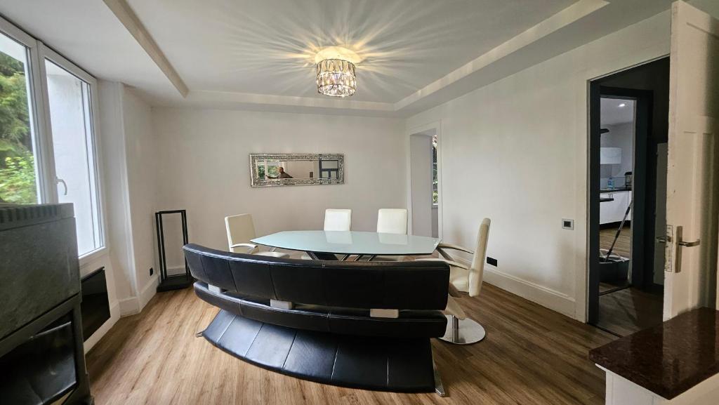 une salle à manger avec une table et des chaises dans l'établissement Le Pavillon dans le Parc, à Saulxures-sur-Moselotte