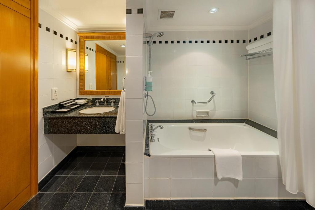 Club Suite with Club Access with Afternoon Tea and Evening Cocktail