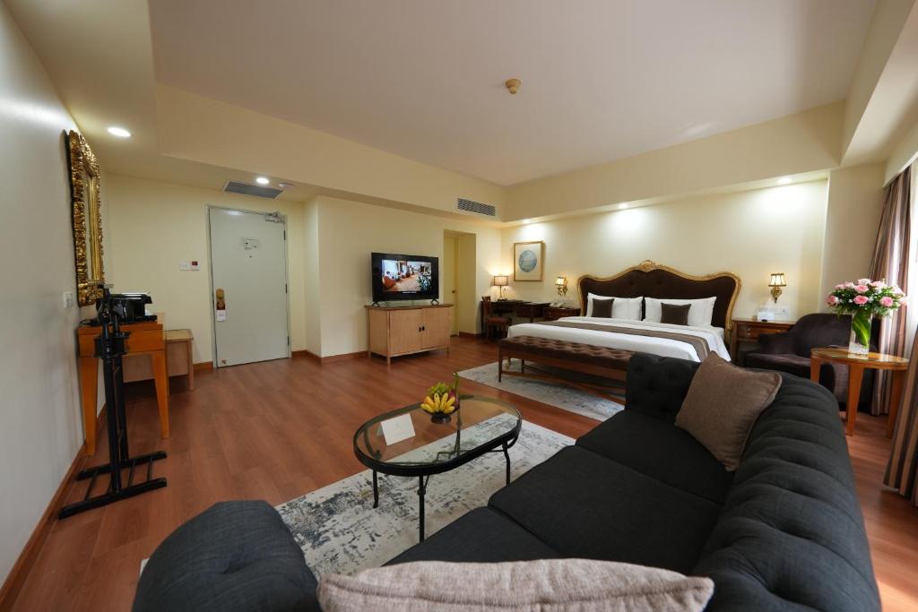 Club Suite with Club Access with Afternoon Tea and Evening Cocktail