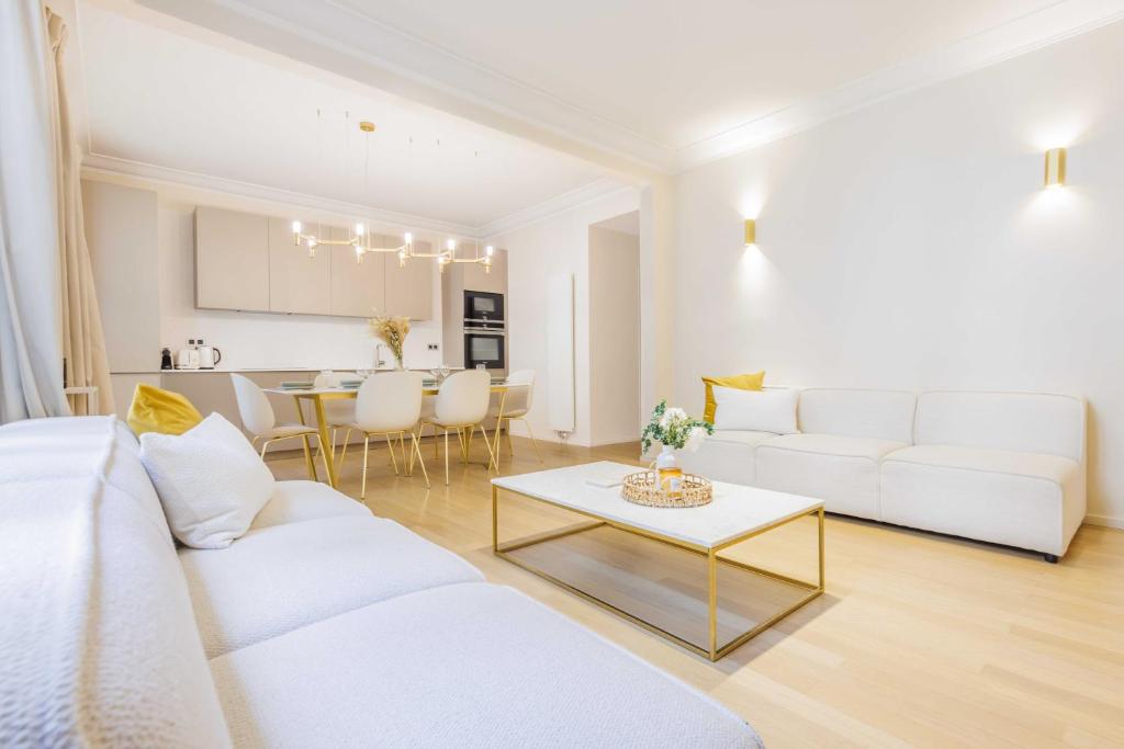 un salon avec un canapé blanc et une table dans l'établissement Chic apartment - 2BR-4P - Trocadero, à Paris