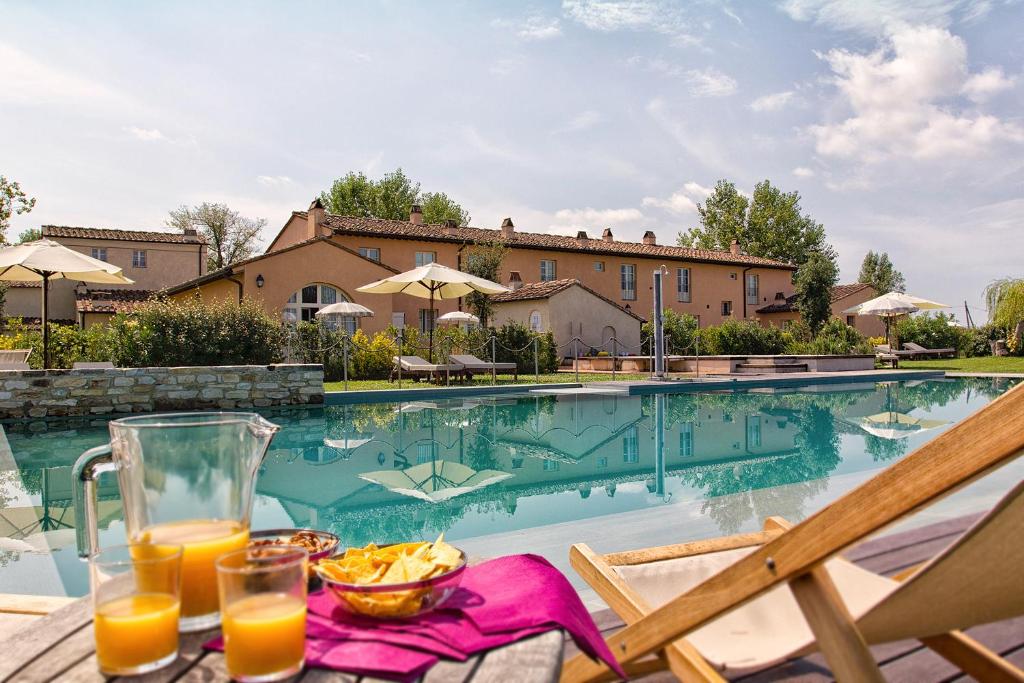 Bazén v ubytovaní B&B Borgo di Pratavecchie alebo v jeho blízkosti