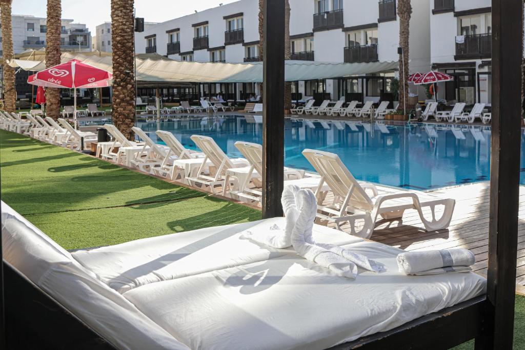 Bazén v ubytování G hotel nebo v jeho okolí
