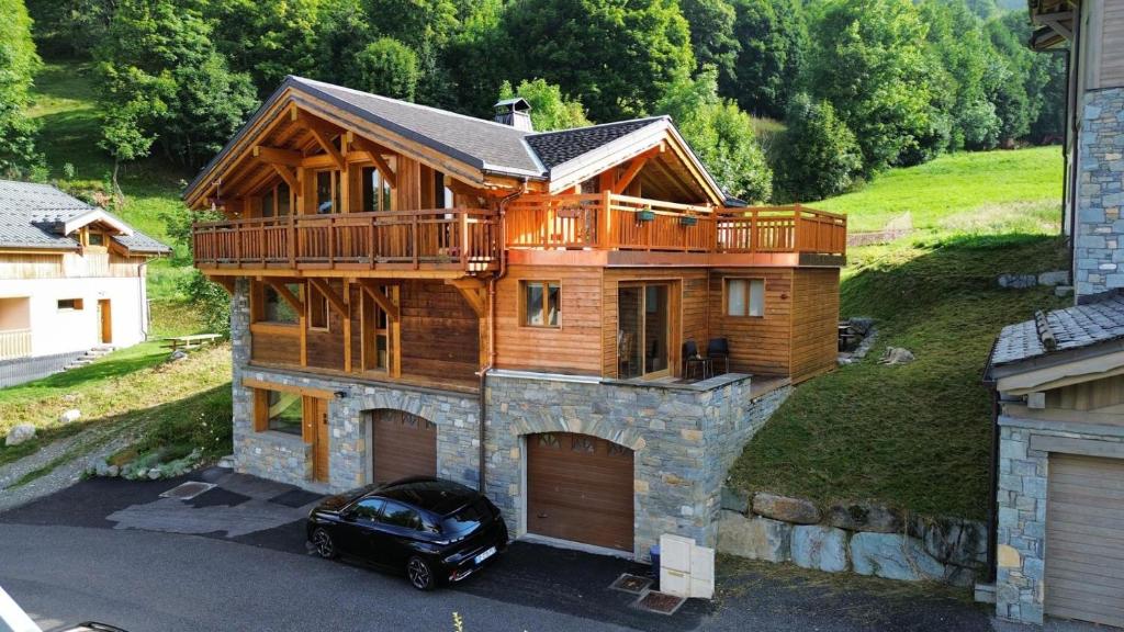 une maison avec une voiture garée devant dans l'établissement Le CarrozBlanc, à Peisey-Nancroix