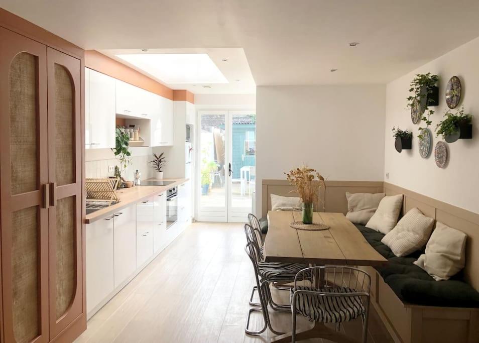 a kitchen and dining room with a table and chairs at Jolie maison de ville au calme in Marcq-en-Baroeul