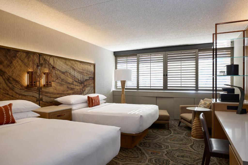Postel nebo postele na pokoji v ubytování Phoenix Marriott Resort Tempe at The Buttes