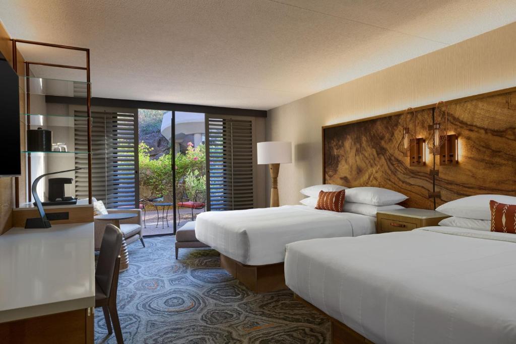 Postel nebo postele na pokoji v ubytování Phoenix Marriott Resort Tempe at The Buttes