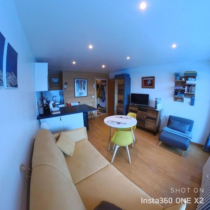 un salon avec un canapé et une table dans l'établissement Les montagnes sur le balcon, à Chamonix-Mont-Blanc