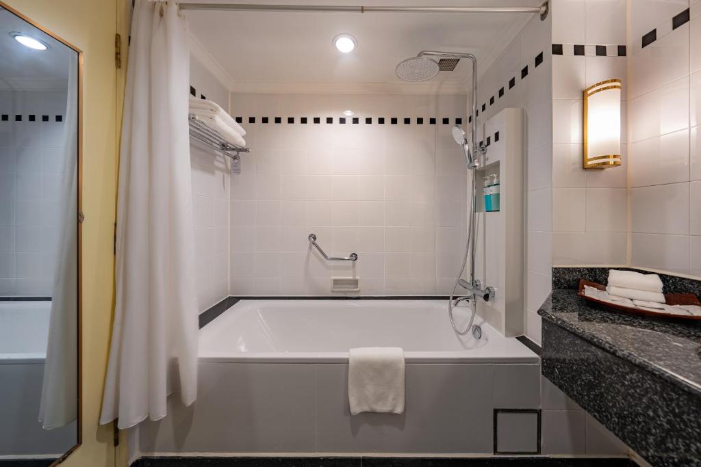 Club Room Club Access with Afternoon Tea and Evening Cocktail, City / Boulevard / River View (subject to availability)