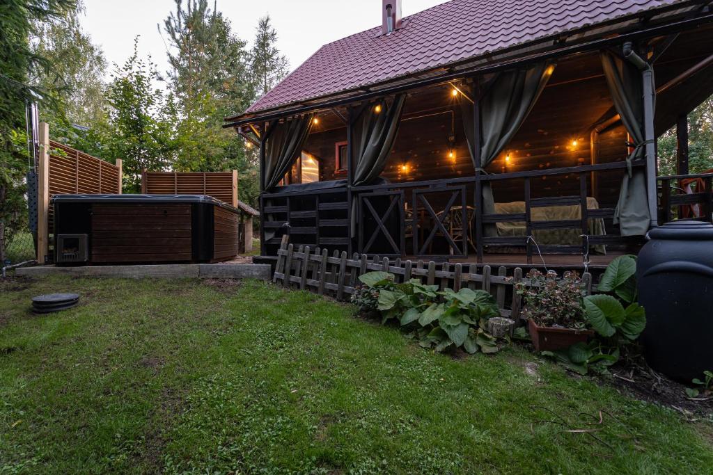 Vonkajšia záhrada v ubytovaní Garden House nad jeziorem Szelment