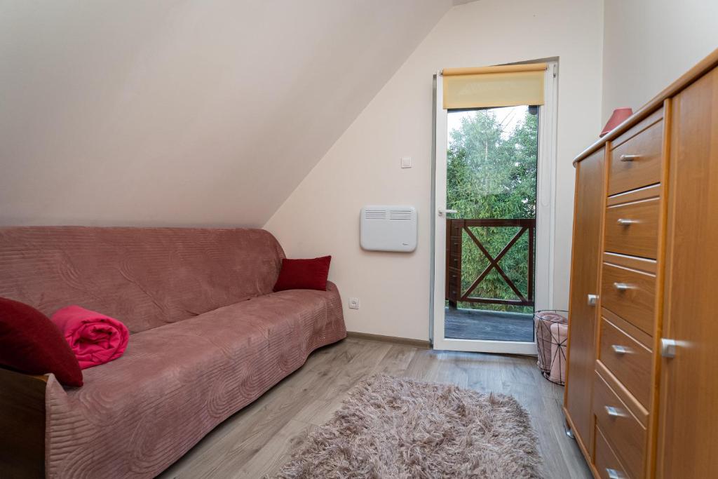 Posedenie v ubytovaní Garden House nad jeziorem Szelment