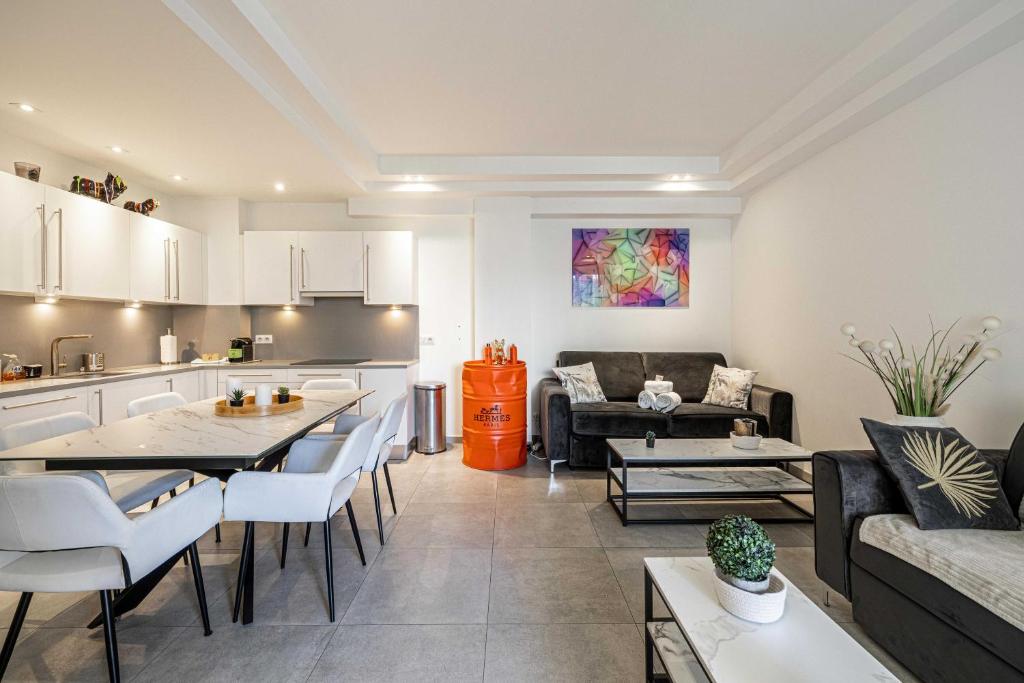 une cuisine et un salon avec une table et des chaises dans l'établissement Modern 1 bedrm apt with balcony - Cannes-Croisette, à Cannes