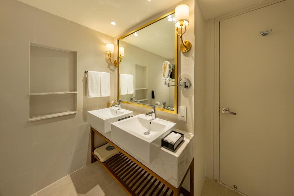 Club Grand Suite with Club Access with Afternoon Tea and Evening Cocktail