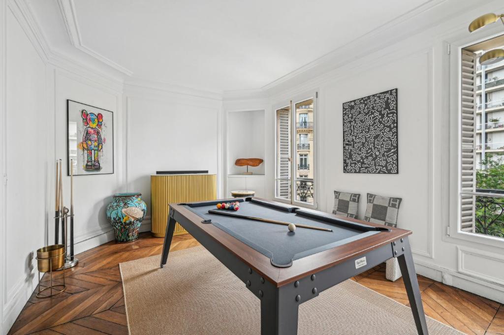 un salon avec une table de billard dans l'établissement Duplex avec billard à côté de la Tour Eiffel !, à Paris