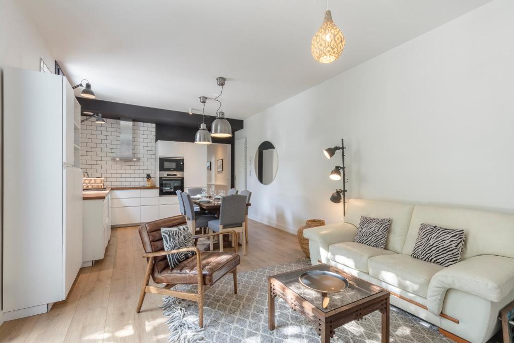 un salon avec un canapé et une table dans l'établissement Superbe Maison avec Jardin - La Villa Paloise, à Pau