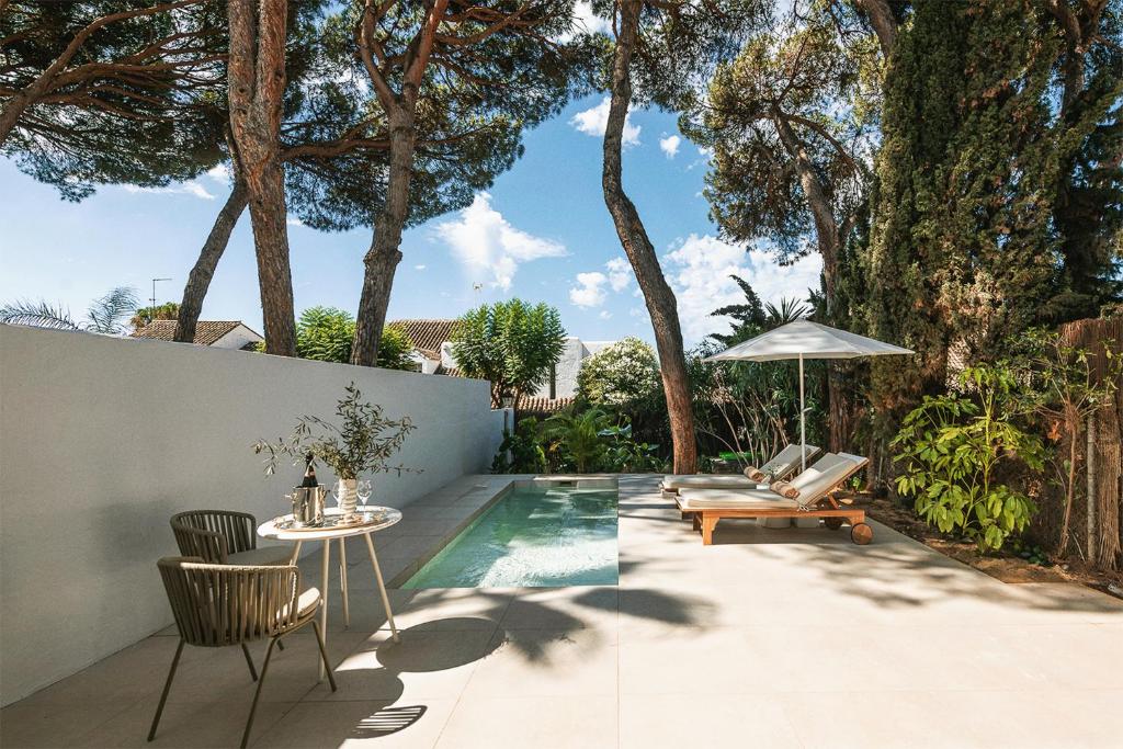 Bazén v ubytovaní Anfitrión Villas & Suites alebo v jeho blízkosti