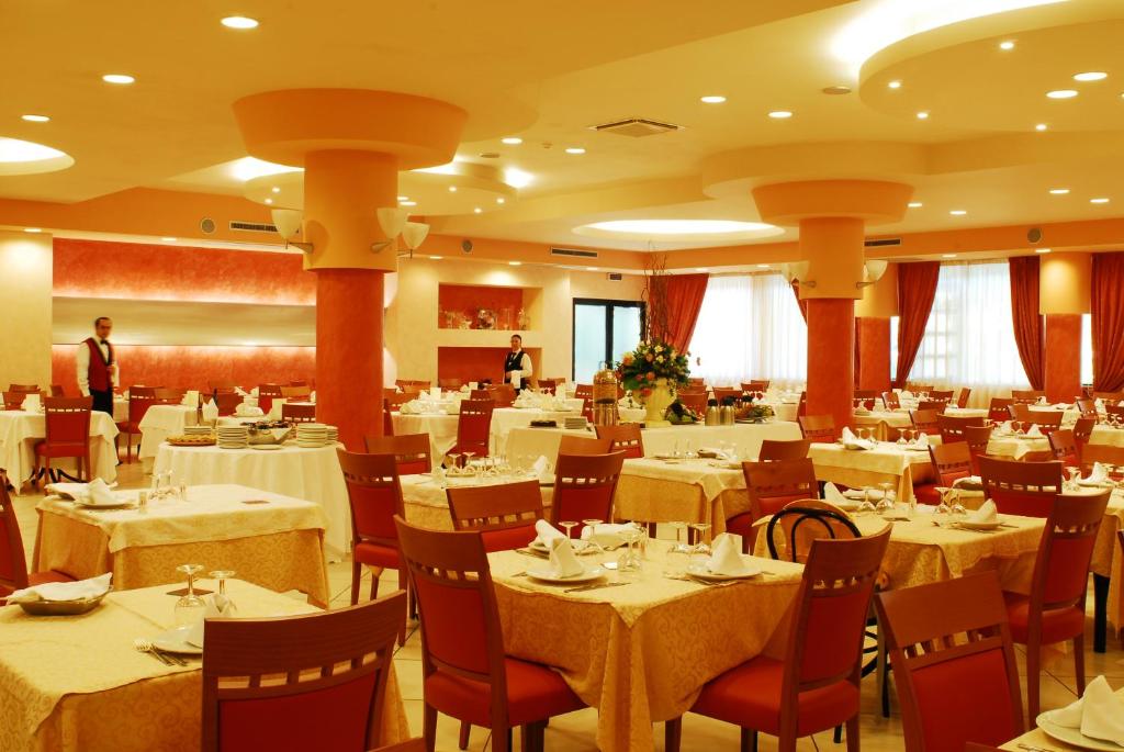 Restaurace v ubytování Hotel Club Astor