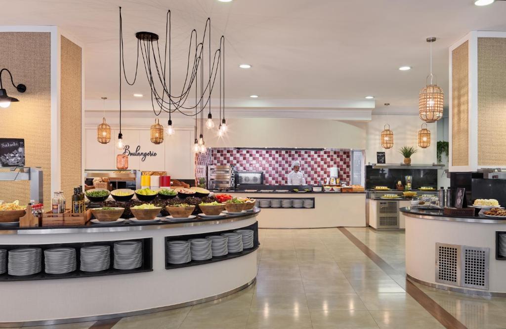 Comida en o cerca de este hotel