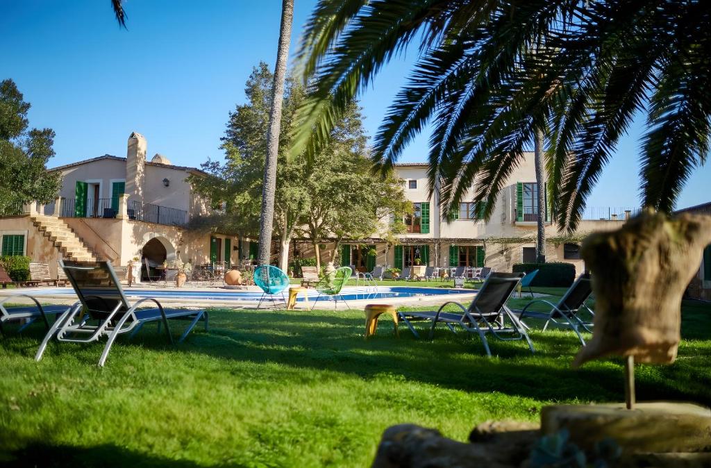 une cour avec des chaises et une piscine dans l'établissement Suite Llebeig im Es Llobets, à Llucmajor