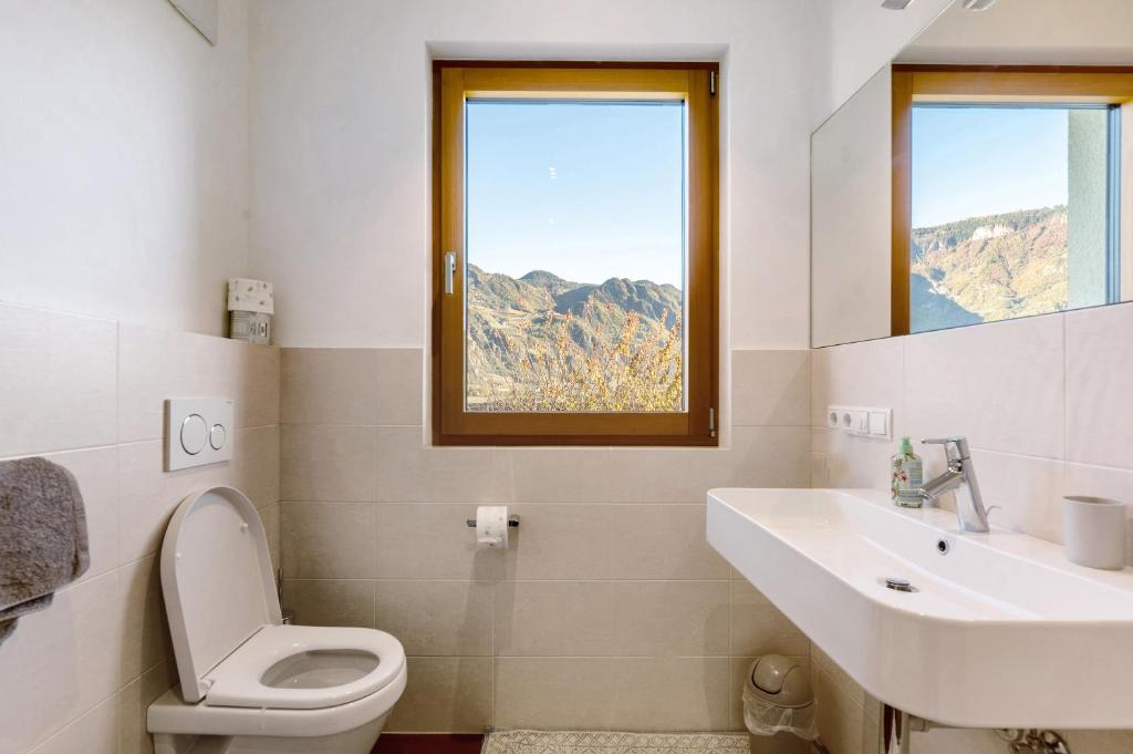 A general mountain view or a mountain view taken from Az apartmant