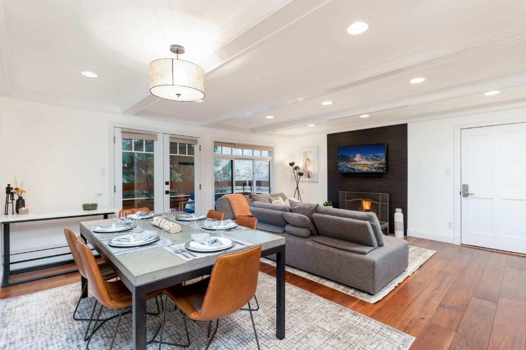 una sala de estar con una mesa y un sofá en Updated 3BR, 3BA with Pool - Steps to Town, en Aspen
