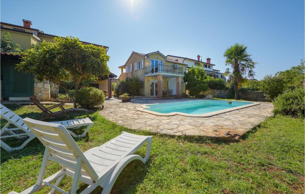 Bazén v ubytovaní Beautiful Home In Porec With Wifi alebo v jeho blízkosti